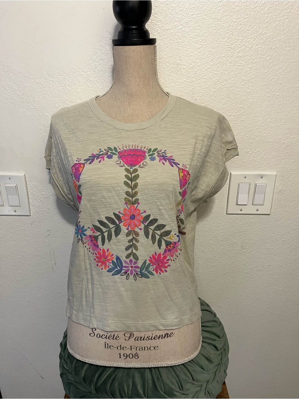 NATURAL LIFE Cream Short Sleeve Tee with Floral Peace Sign